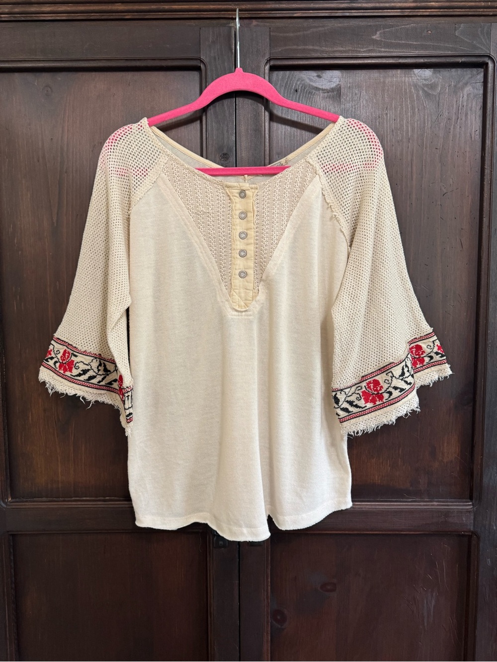 Gimmicks by BKE Cream Embroidered Boho Sleeve Knit Top size Medium Cottagecore